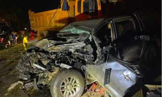 Bán tải nát đầu sau cú đâm trực diện xe ben, 3 người nhập viện