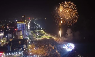 Pháo hoa rực sáng trong đêm khai mạc du lịch Cửa Lò