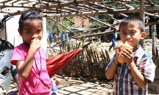 Nhà mất, tài sản trôi theo dòng lũ dữ, xót xa những bữa ăn tạm vùng lũ quét