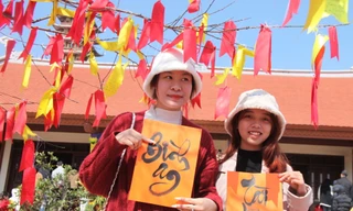 Giới trẻ lên chùa xếp hàng xin chữ, cầu an, treo ước nguyện đầu năm