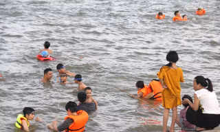 Nắng nóng như nung, người dân TP Vinh đổ xô ra sông Lam giải nhiệt