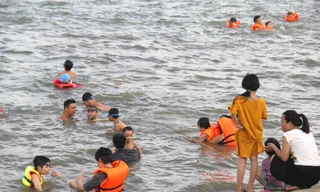 Nắng nóng như nung, người dân TP Vinh đổ xô ra sông Lam giải nhiệt