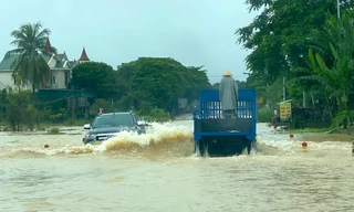 Nghệ An mưa trắng trời, quốc lộ ngập gần nửa mét