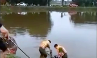 Phát hiện thi thể thiếu nữ dưới hồ câu cá, để lại xe máy trên bờ