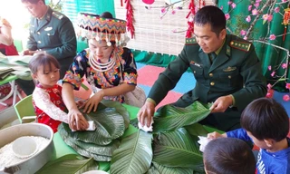 Lính quân hàm xanh tổ chức gói bánh chưng Tết cùng người dân và các em học sinh