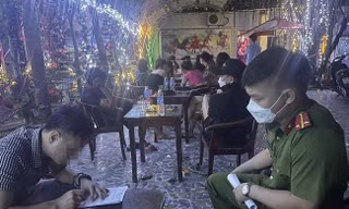 Cảnh sát bao vây tụ điểm mại dâm, ma tuý núp bóng quán karaoke