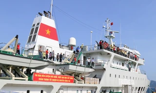 Tàu 571 Hải quân chở đoàn công tác ra Quần đảo Trường Sa