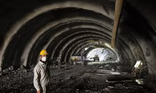 Cận cảnh công nhân đào hầm xuyên núi trên cao tốc Bắc - Nam