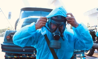 Bộ đội, xe đặc chủng phun 1,5 tấn hóa chất khử khuẩn trên diện rộng ở TP Vinh