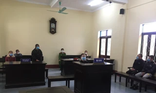 Quay lén nữ sinh tắm rồi tống tiền