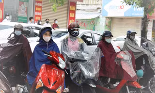 Hình ảnh xúc động: Bồn chồn đội mưa chờ con làm bài thi