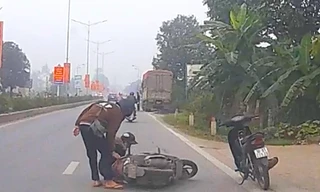 Clip người đàn ông chạy xe máy cướp điện thoại của cô gái đi đường ở Nghệ An