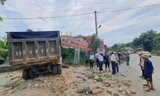 Ô tô tải mất lái gây tai nạn liên hoàn ở Hà Tĩnh