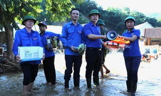 Tỉnh Đoàn Nghệ An hỗ trợ, trao quà động viên người dân vùng lũ quét 
