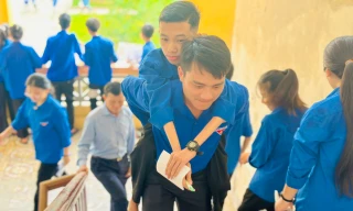 Thanh niên tình nguyện Nghệ An cõng thí sinh khuyết tật đến điểm thi
