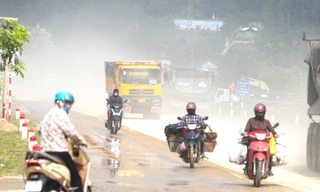 Đất đá từ xe tải rơi vãi khiến quốc lộ mưa nhầy nhụa, nắng bụi mù trời