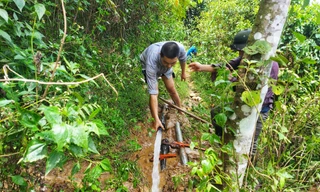 Giáo viên vùng cao băng rừng tìm nước sạch cho trò