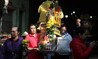 Tiền lẻ kín mâm lễ, ngựa giấy bủa vây Đền Củi ngày đầu năm