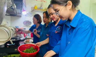 Thanh niên nấu cơm, làm xe ôm miễn phí tiếp sức sĩ tử vượt vũ môn