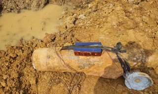 Đào đất trong vườn, tá hỏa phát hiện quả bom còn nguyên ngòi nổ