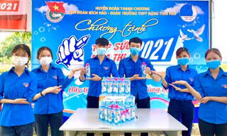 Những món quà của tuổi trẻ Nghệ An cổ vũ sĩ tử tự tin 'vượt vũ môn'