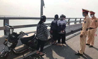 Xử lý hàng chục trường hợp dừng đỗ xe trái phép trên cầu Cửa Hội