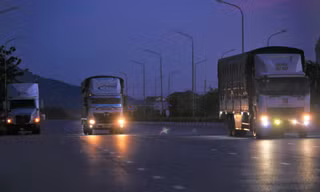 Xe tải trọng lớn 'cày' đường ven biển Nghệ An - Hà Tĩnh để né trạm thu phí?