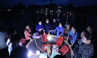 Soi đèn đi chợ hải sản đặc biệt ở Hà Tĩnh lúc tờ mờ sáng