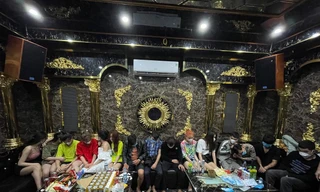 Hơn 50 cảnh sát vây bắt nhóm ‘bay lắc’ trong quán karaoke