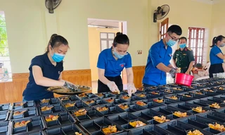 Nhìn gần bữa ăn của lực lượng tuyến đầu và bệnh nhân COVID-19 ở Bệnh viện dã chiến Nghệ An