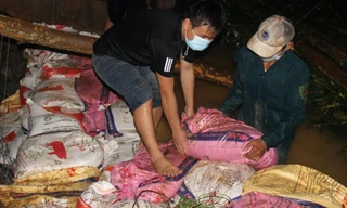 Hàng trăm người trắng đêm khắc phục sự cố vỡ đập chứa nước