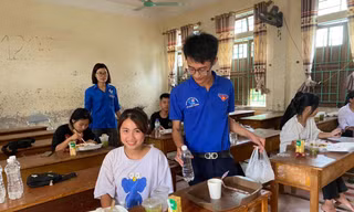 Bữa cơm ấm áp của thanh niên tình nguyện tới sĩ tử