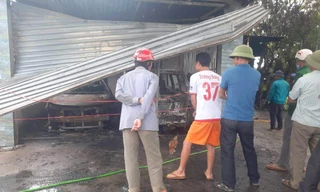 Hỏa hoạn thiêu rụi 2 xe ô tô, gia đình 4 người may mắn thoát nạn