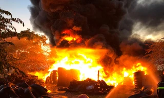 Nghệ An: Cháy bãi lốp xe, khói và khí độc lan trên diện rộng