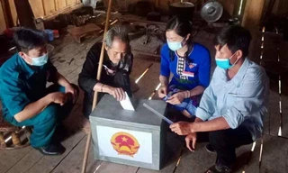 Những 'thùng phiếu di động' vượt đèo đến tận nhà cử tri cao tuổi