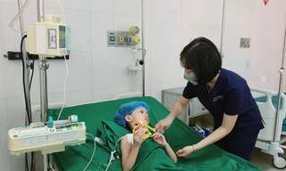 Đau bụng dữ dội suốt 1 ngày, bé gái 6 tuổi suýt ngừng tim 