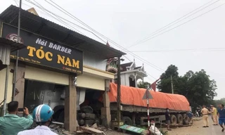Xe đầu kéo mất lái đâm sập tiệm cắt tóc