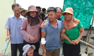 Xúc động khoảnh khắc đón 4 ngư dân bị chìm tàu trở về đất liền