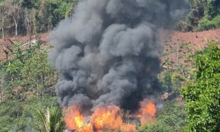 Lửa khói dữ dội bao trùm căn nhà gỗ nửa tỷ đồng