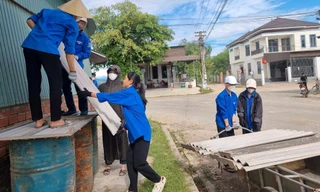 'Áo xanh' giúp người dân di dời nhà cửa, bàn giao mặt bằng cao tốc Bắc - Nam
