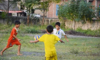 Bé trai 5 tuổi tử vong khi chơi ngoài sân bóng