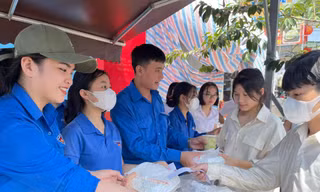 Tuổi trẻ huyện biên giới xứ Nghệ nấu cơm miễn phí tặng thí sinh