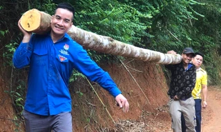 Đoàn viên cùng người dân san đường làm cầu ở xã biên giới