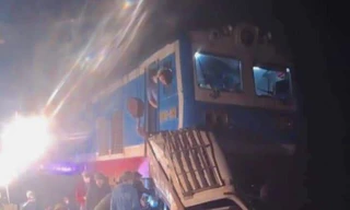 Băng qua đường sắt, xe tải bị tàu hỏa hất văng