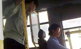 Lái, phụ xe buýt bắt hành khách quỳ lạy