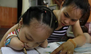 Xem chữ viết của cô bé không tay