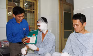 Tặng Huy hiệu Tuổi trẻ dũng cảm cho chiến sỹ chống 'giặc lửa'