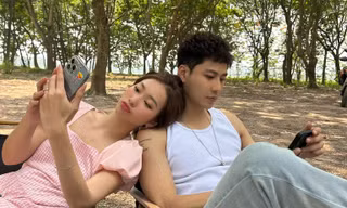 Thanh Sơn có hành động đặc biệt với Khả Ngân ở hậu trường Gia Đình Mình Vui Bất Thình Lình