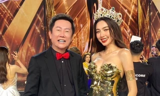 Ông Nawat tươi rói bên Thùy Tiên nhưng vẫn lộ chi tiết cho thấy chưa hết giận nàng hậu