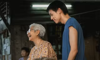 Không chỉ có phim ma, Thái Lan lại gây sốt với một câu chuyện cảm động về tình bà cháu 